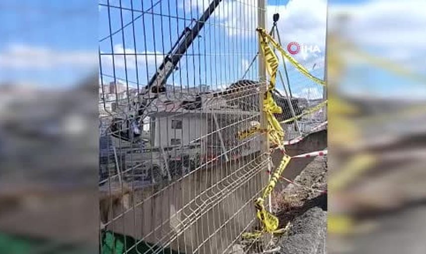 Alibeyköy'de 3. kattan bahçeye düşen otomobil vinçle kaldırıldı