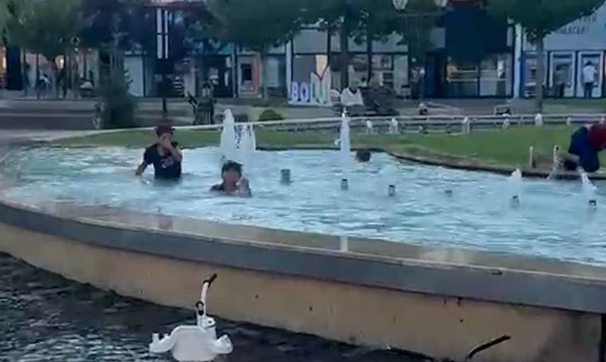 Bolu'da belediye önünde riskli serinleme: yasaklı süs havuzunda kıyafetleriyle yüzdüler