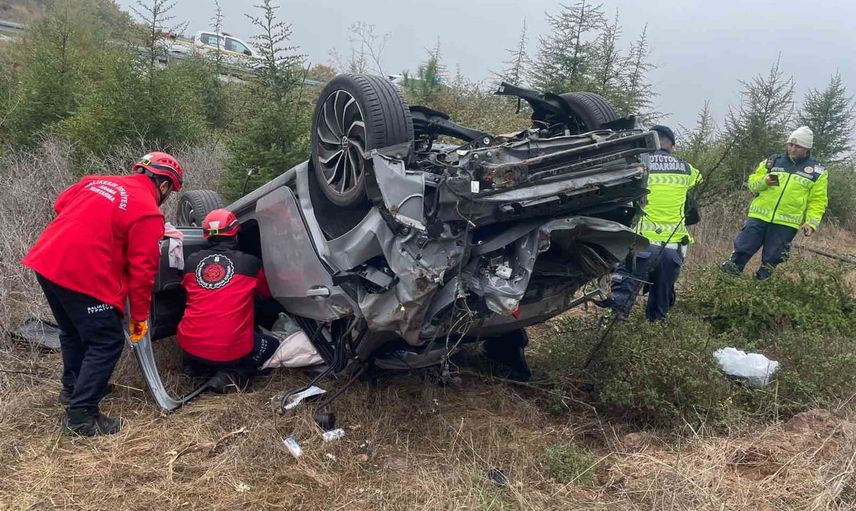 Balıkesir'de otobanda bariyerleri aşıp şarampole uçan otomobilde bir kişi yaralandı