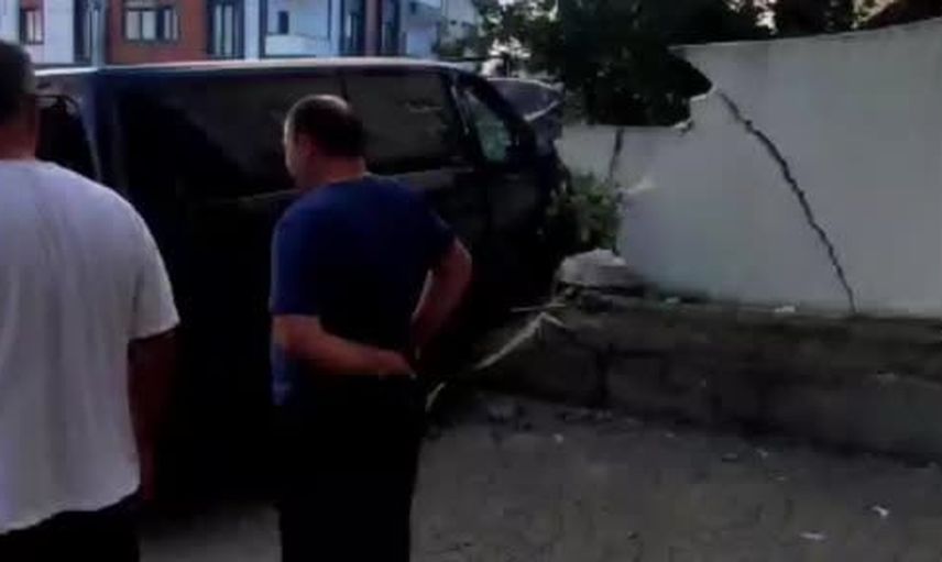 Minibüs bahçe duvarını yıkarak binanın avlusuna girdi