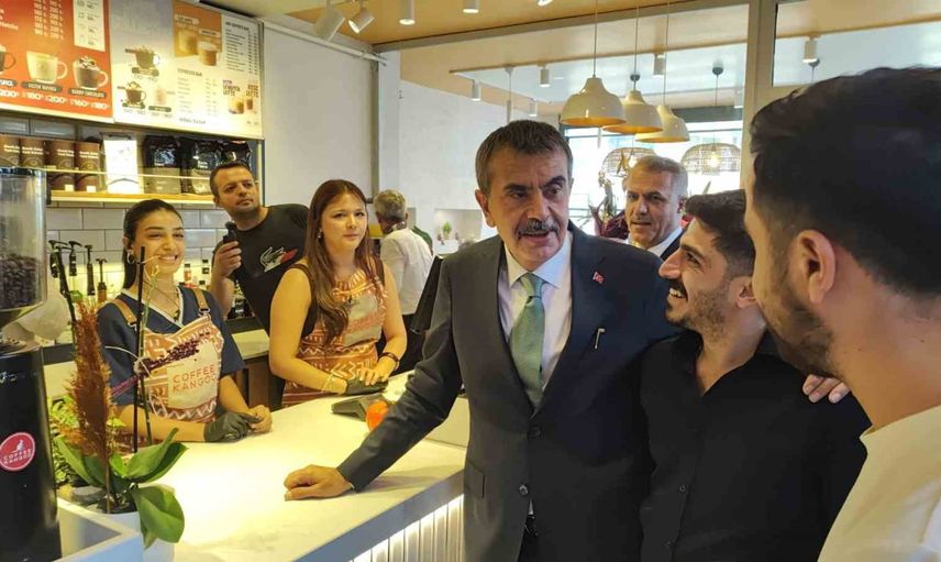 Yusuf Tekin Barış Çayevi'nde vatandaşlarla sohbet etti