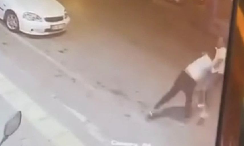 Kaldırımdaki sözlü tartışma Bursa Emek'te kısa sürede yumruklu kavgaya döndü