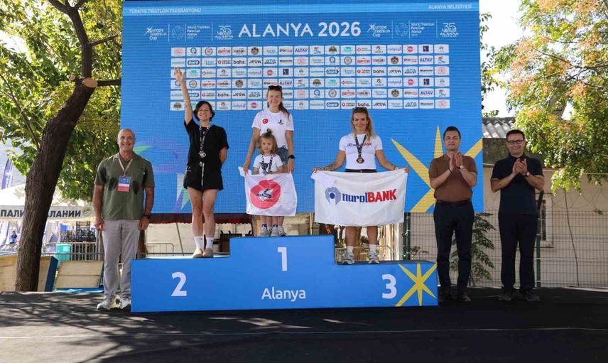 Alanya'da 35. uluslararası triatlon sona erdi