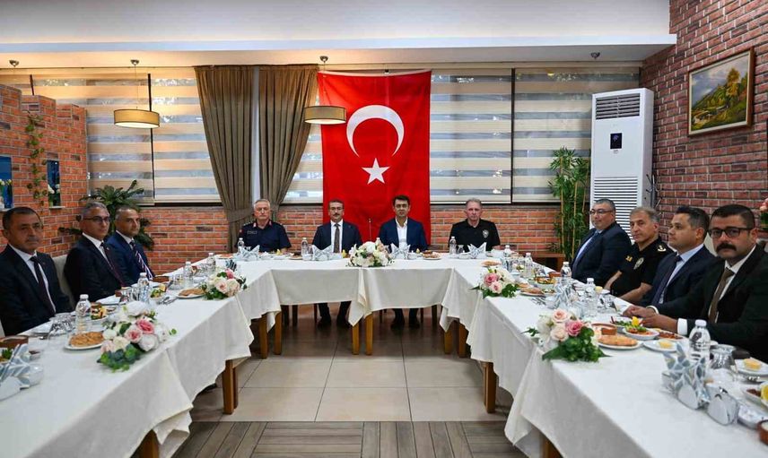 Uşak'ta terfi sevinci ve hizmete vefa: emniyet mensuplarına tören