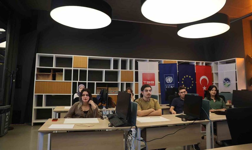 Genç Atölye gençleri karikatürde ilk çizgilerle buluşturdu