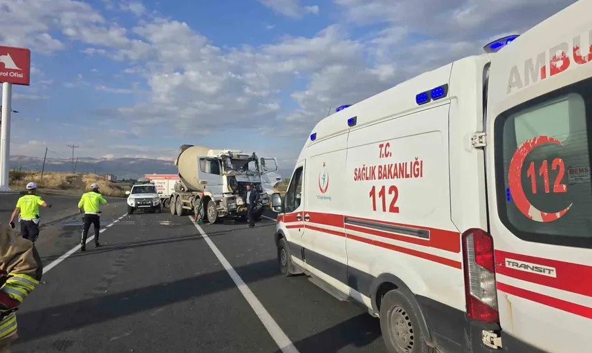 Bingöl'de sondaj kamyonu ile beton mikseri çarpıştı: 2 yaralı