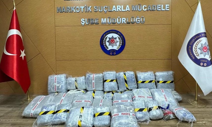 Karşıyaka'da evde saklanan 80 kilo 463 gram skunk ortaya çıkarıldı