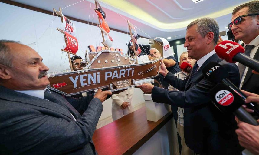Özgür Özel YENİ Parti genel merkezinde fidan dikti