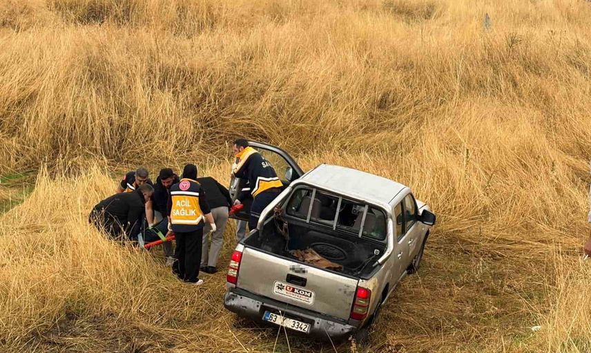 Patlayan lastik direksiyon hakimiyetini bozdu: şarampole yuvarlanan pikapta 1 yaralı
