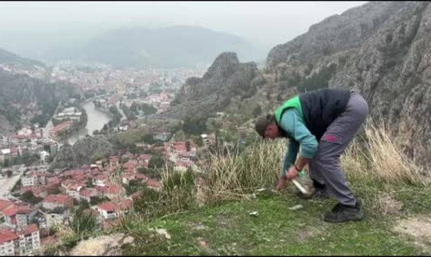 Amasya'da kardeşler dağ temizleyip Türk bayrağı açtı