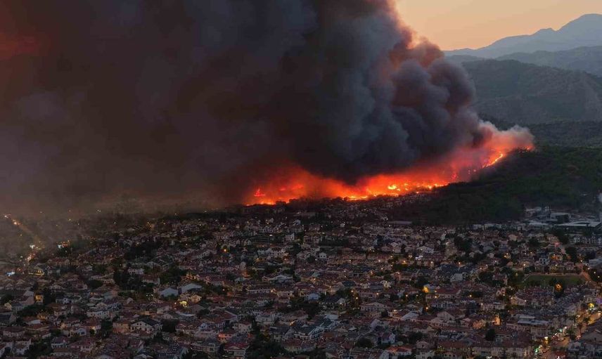 Fethiye'de akşam dumanları: rüzgarlı havada çıkan yangın dört saatte kontrol altına alındı