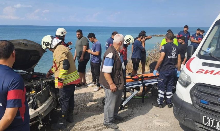 Arsuz’da sahil kenarına yuvarlanan otomobilin sürücüsü kurtarıldı