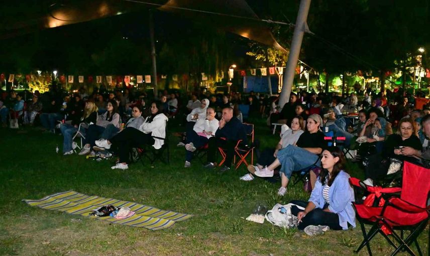 Parkta sinema gecesi hareketlilik haftasında gönülleri ısıttı