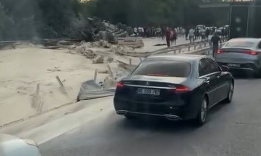 Sapanca Kırkpınar mevkiinde kum yüklü tır devrildi, trafik kontrollü sağlandı