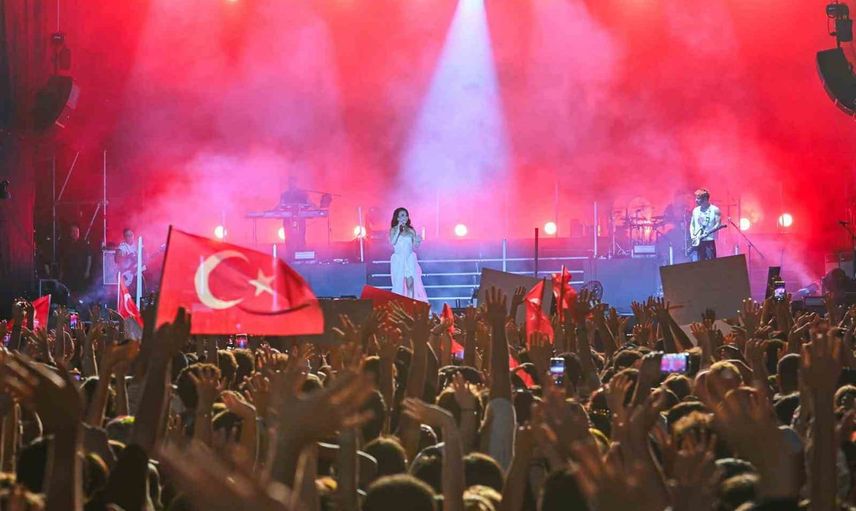 Kurtuluş coşkusu kültürpark’ta: Model ve Çok Güzel Hareketler 2 sahnede