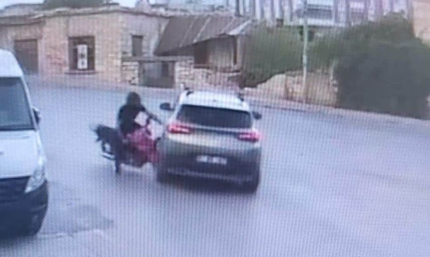 Kavşaktaki kaza güvenlik kamerasına yansıdı, sürücü tedaviye alındı