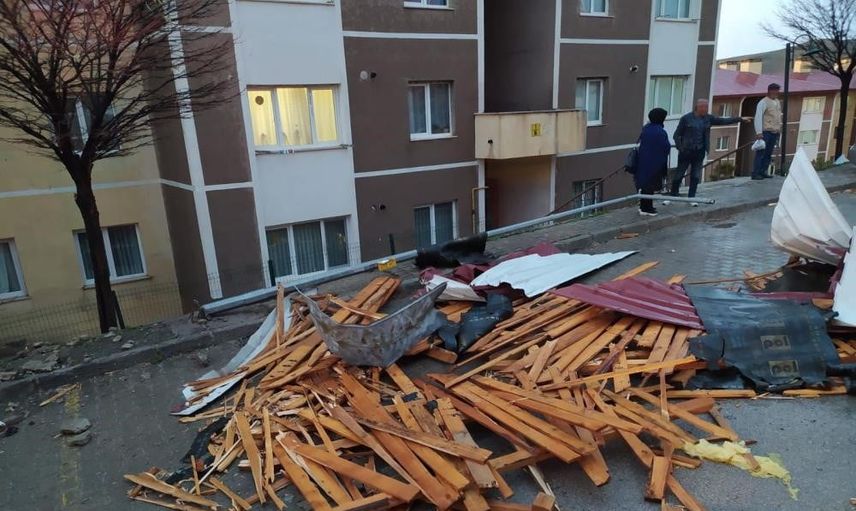 Bayburt'ta çatı uçması ve ulaşım aksamalarına karşı kuvvetli rüzgar uyarısı