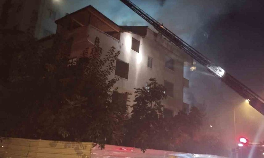 Kartal’da gece yarısı metruk çatı alevleri itfaiye müdahalesiyle söndürüldü