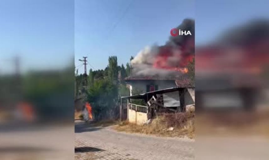 Tavşanlı'da elektrik şüphesiyle çıkan yangın tek katlı evi küle çevirdi