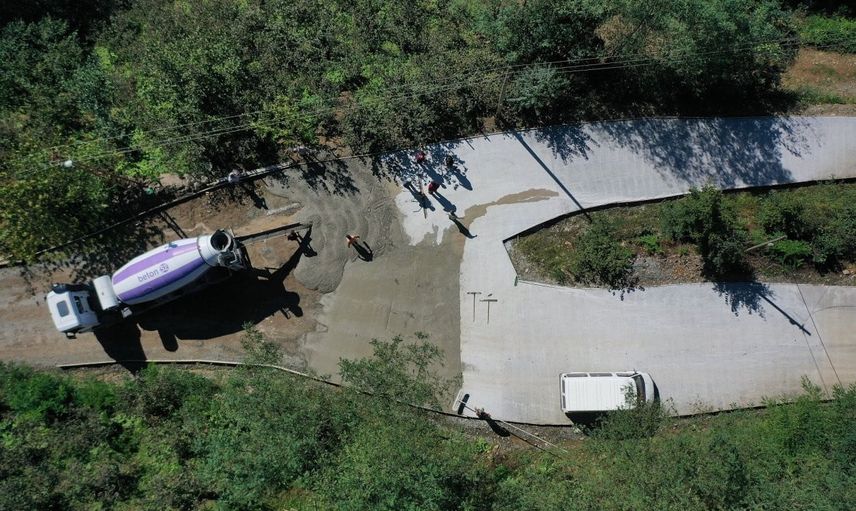 Kabadüz Akgüney'de yol standardı betonla yükseldi