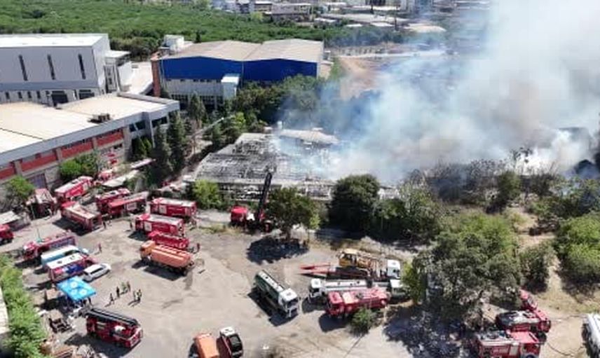 Tuzla'da patlamalar eşliğinde süren yangın dört saatte kısmen kontrol altına alındı
