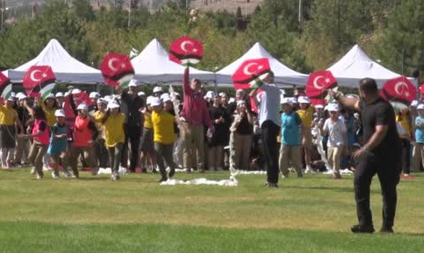 Konya'da gökyüzüne bayraklı uçurtmalar bırakıldı, Gazze çocuklarına destek mesajı