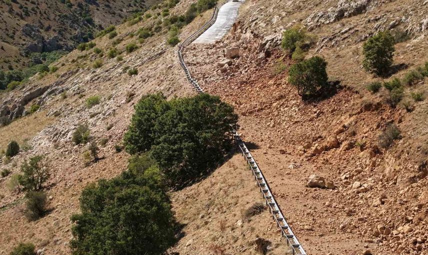 Sarız'da 1,3 kilometrelik grup yolunda kontrollü patlatmayla hızlanan ulaşım çalışması