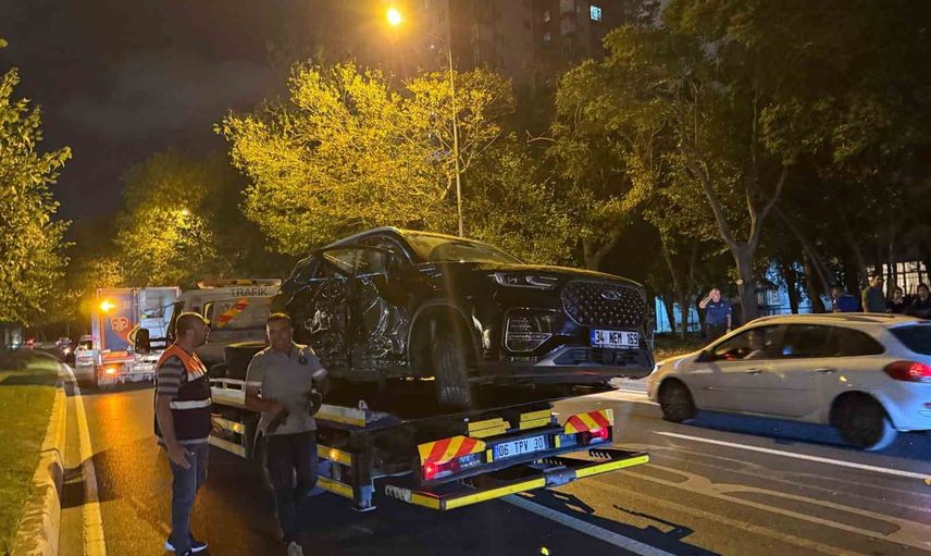 Refüjü aşan araç sahil yolunda iki araca çarptı: 3 yaralı