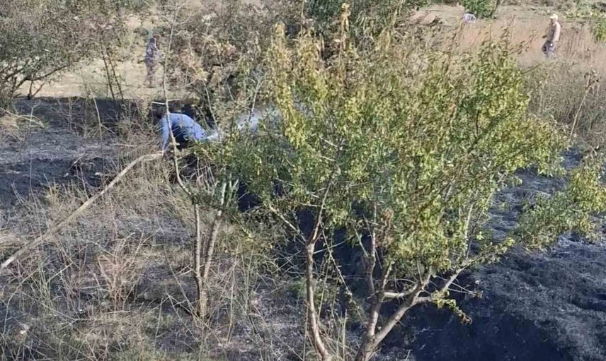 Traktöre bağlanan tankerle köylüler yangını büyümeden durdurdu