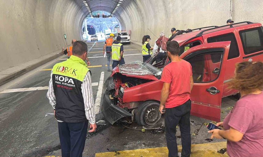Cankurtaran tüneli'nde arkadan çarpma: baba ve oğlu yaralandı