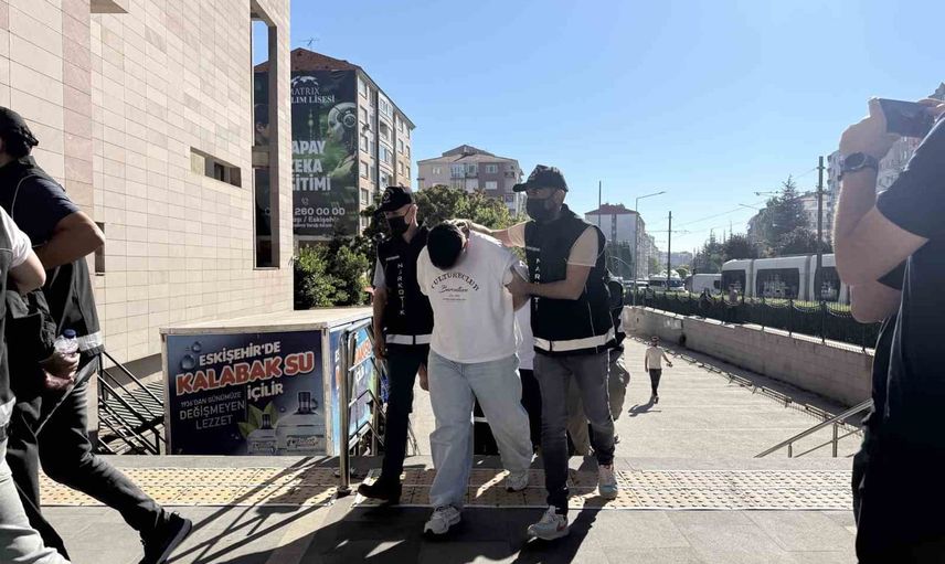 Eskişehir'de depolanan gönderiye baskın: 147 bin hapla 9 gözaltı