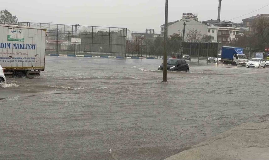 Arnavutköy'de Alibey Deresi taştı, yollar sular altında kaldı