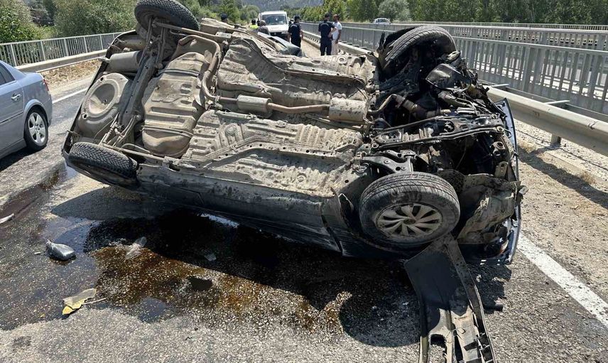 Uşak'ta bariyere çarpan araç takla attı, aynı aileden dört kişi yaralandı