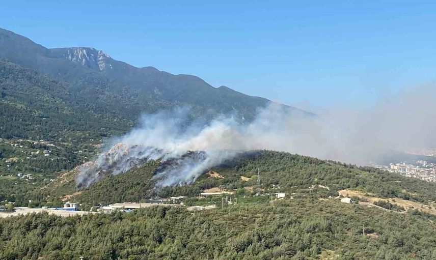 Uludağ eteklerinde helikopter destekli yangın söndürme çalışması