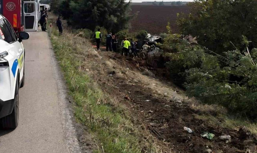 Karacabey'de direksiyon hakimiyetini kaybeden tır tarlaya uçtu