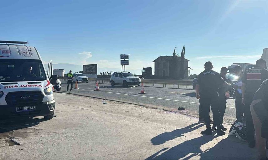 Bursa'da petrole yavaşlayan motosiklete arkadan çarpan minibüs iki kişiyi savurdu