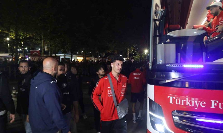 Milli takım konakladığı otelde taraftar seliyle karşılandı