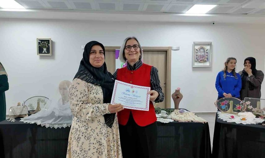 Elazığlı kadınlar boncuklu iğne oyasıyla hem kültürü hem gelir üretiyor
