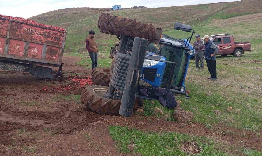 Fren arızası iddia edilen traktör İslahiye'de devrildi
