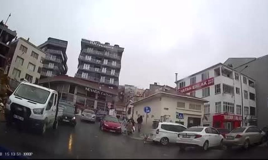 Arnavutköy'de ters yönden gelen araç, anneyle karşıya geçen çocuğa çarptı