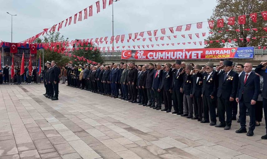 Alaplı'da 29 ekim kutlaması: anıt önünde çelenk ve saygı duruşu