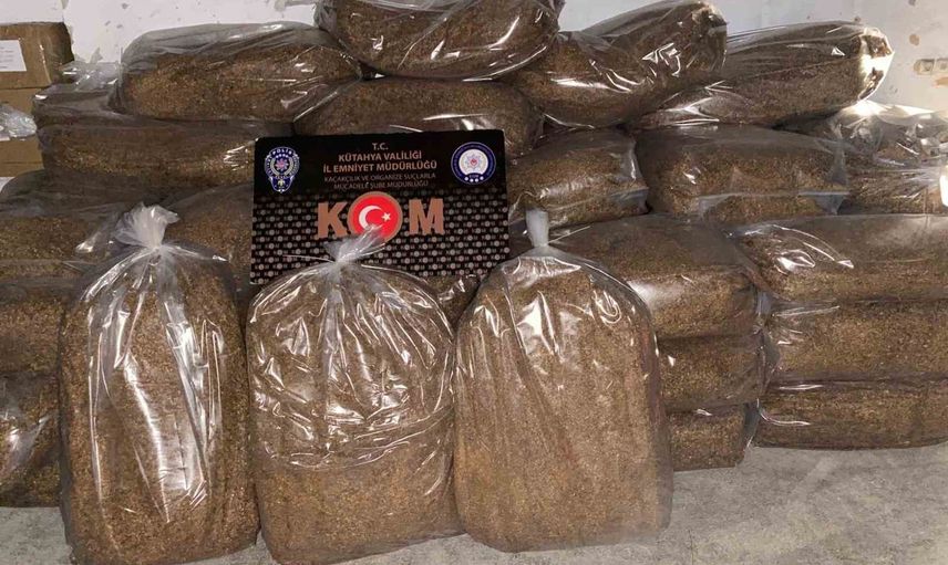 Kütahya'da kaçak tütün ağı: iki araçta 1 ton 716 kilo ele geçirildi