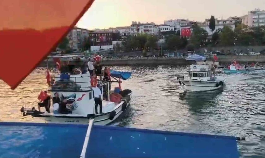 Balıkçılardan ay-yıldızlı konvoyla denize zafer yürüyüşü