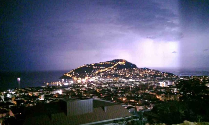 Alanya kıyıları şimşeklerle gündüz gibi aydınlandı