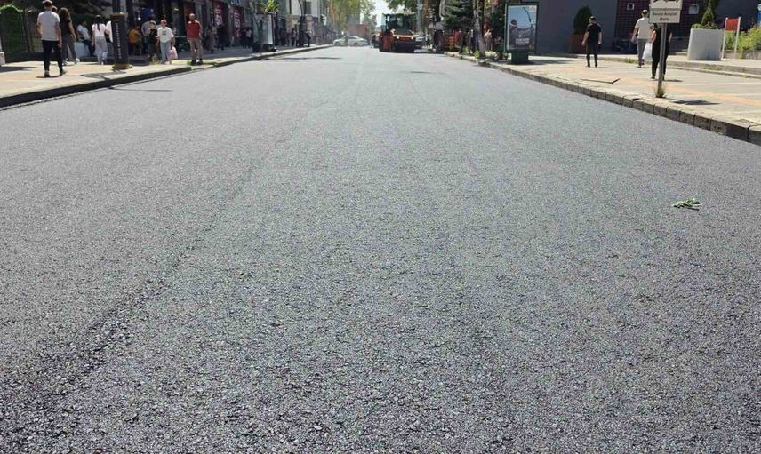 Kars'ta şehir içi yollar yenileniyor: Faikbey Caddesi asfaltla buluşuyor