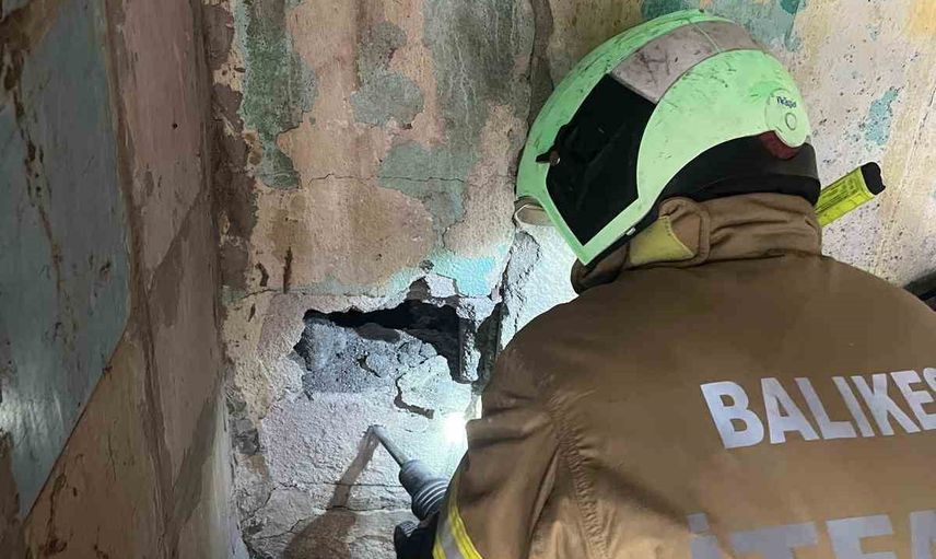 Dar boşluktan gelen miyav Erdek'te itfaiye ekiplerince kurtarıldı