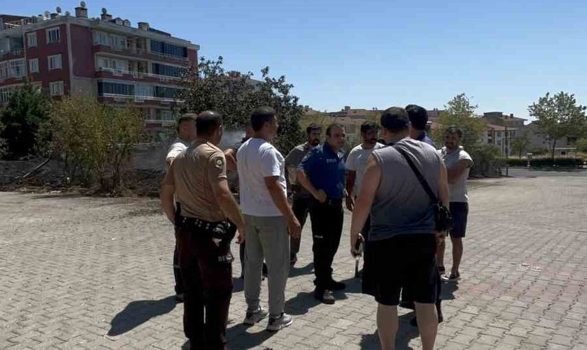 Arazide başlayan ot yangını Çorlu'da tır ve iki araca sıçradı