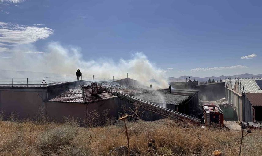 Kayseri Organize Sanayi Bölgesi'nde depo yangını iki saatte kontrol altına alındı