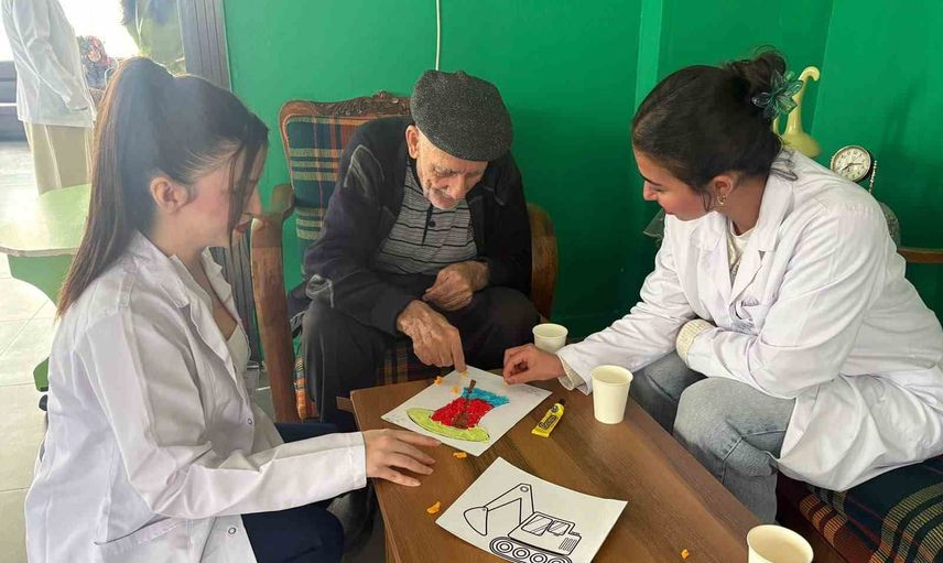 Gençler huzurevinde yaşamı renklendirdi