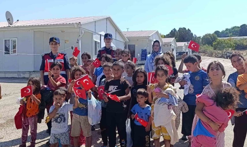 Jandarmadan Söğüt'te mevsimlik işçi çocuklarına kırtasiye ve bilgilendirme